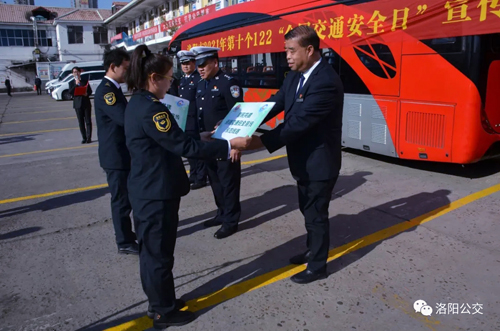 公交、交警戮力同心保安全