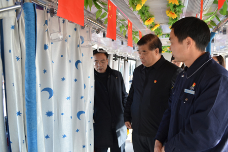 “娘家人”來(lái)公交 職工暖心增信心 市總工會(huì)黨組書記、常務(wù)副主席杜中岳一行到公交集團(tuán)調(diào)研